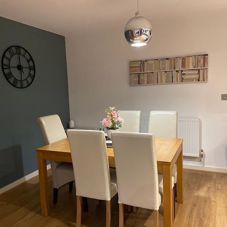 2 Bed, 2 Bath Apartment In Guildford Town Centre With Parking! 외부 사진