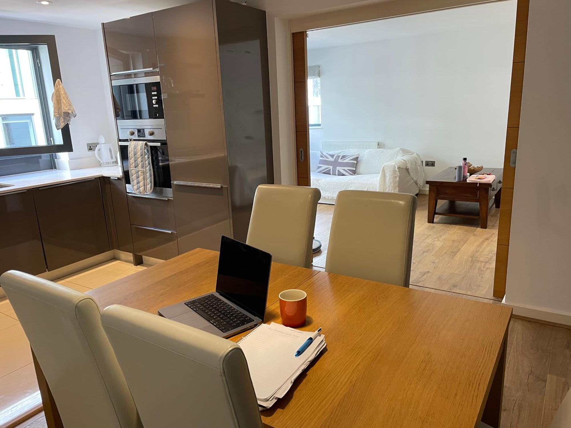 2 Bed, 2 Bath Apartment In Guildford Town Centre With Parking! 외부 사진