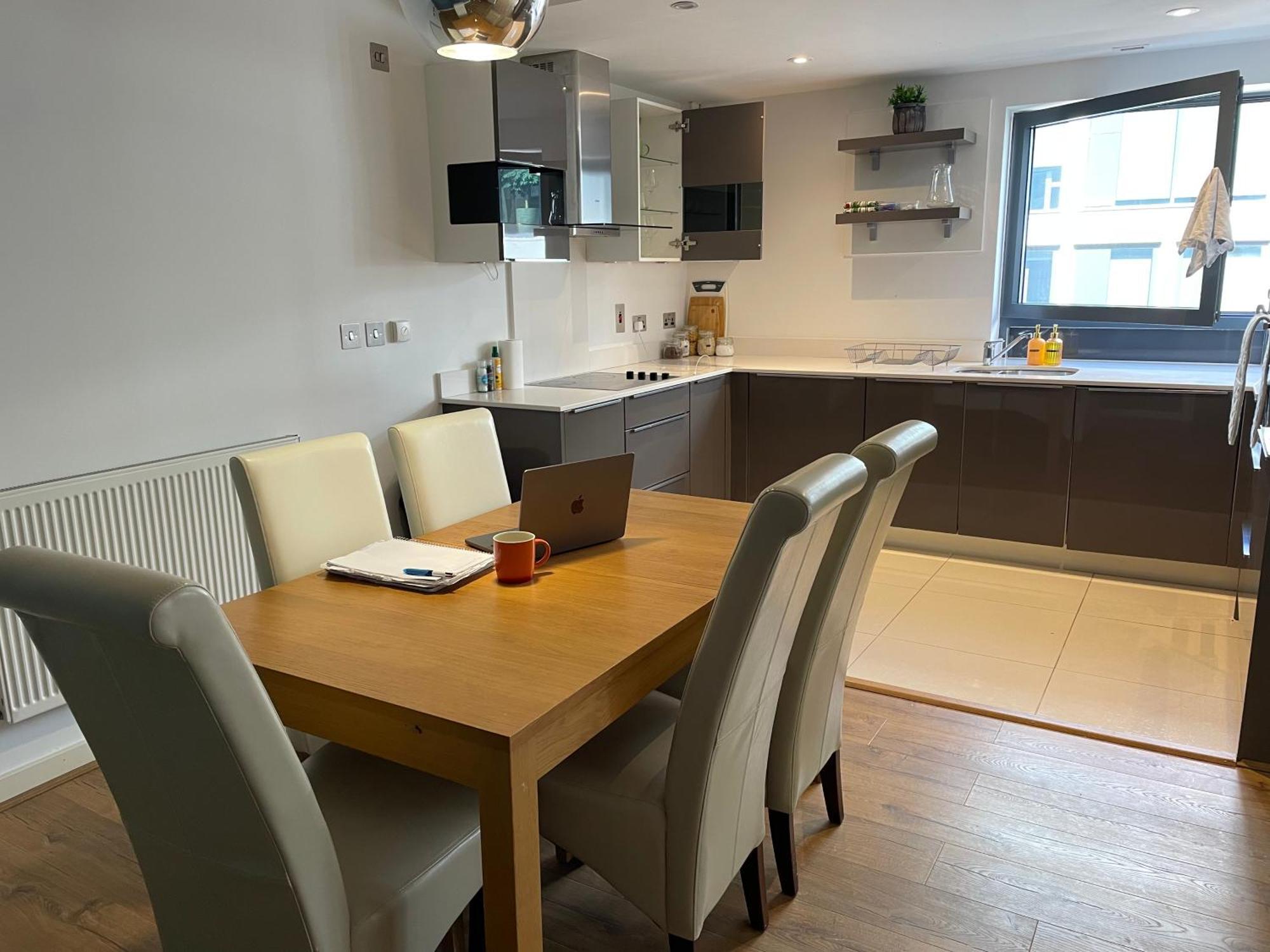 2 Bed, 2 Bath Apartment In Guildford Town Centre With Parking! 외부 사진