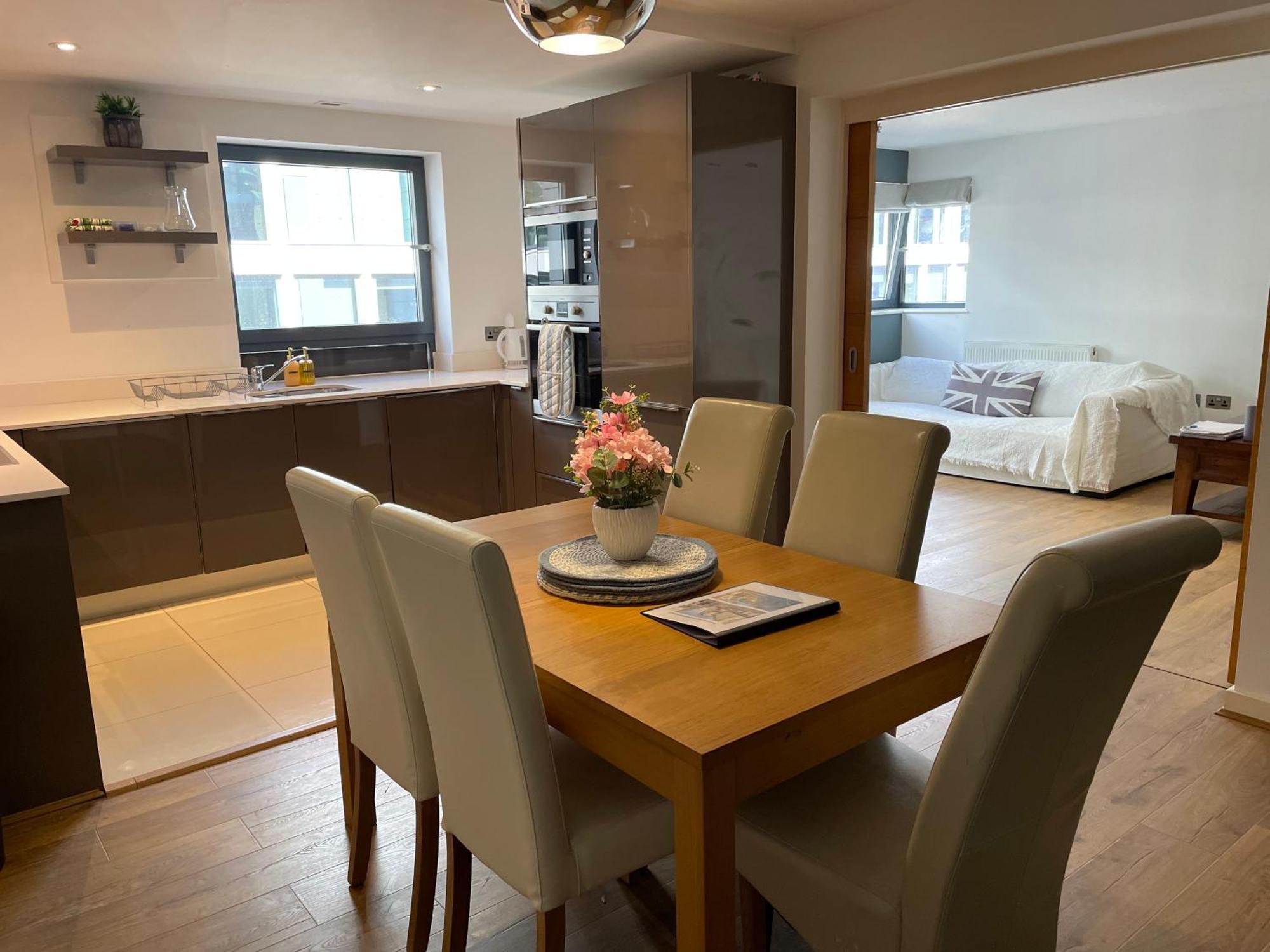2 Bed, 2 Bath Apartment In Guildford Town Centre With Parking! 외부 사진