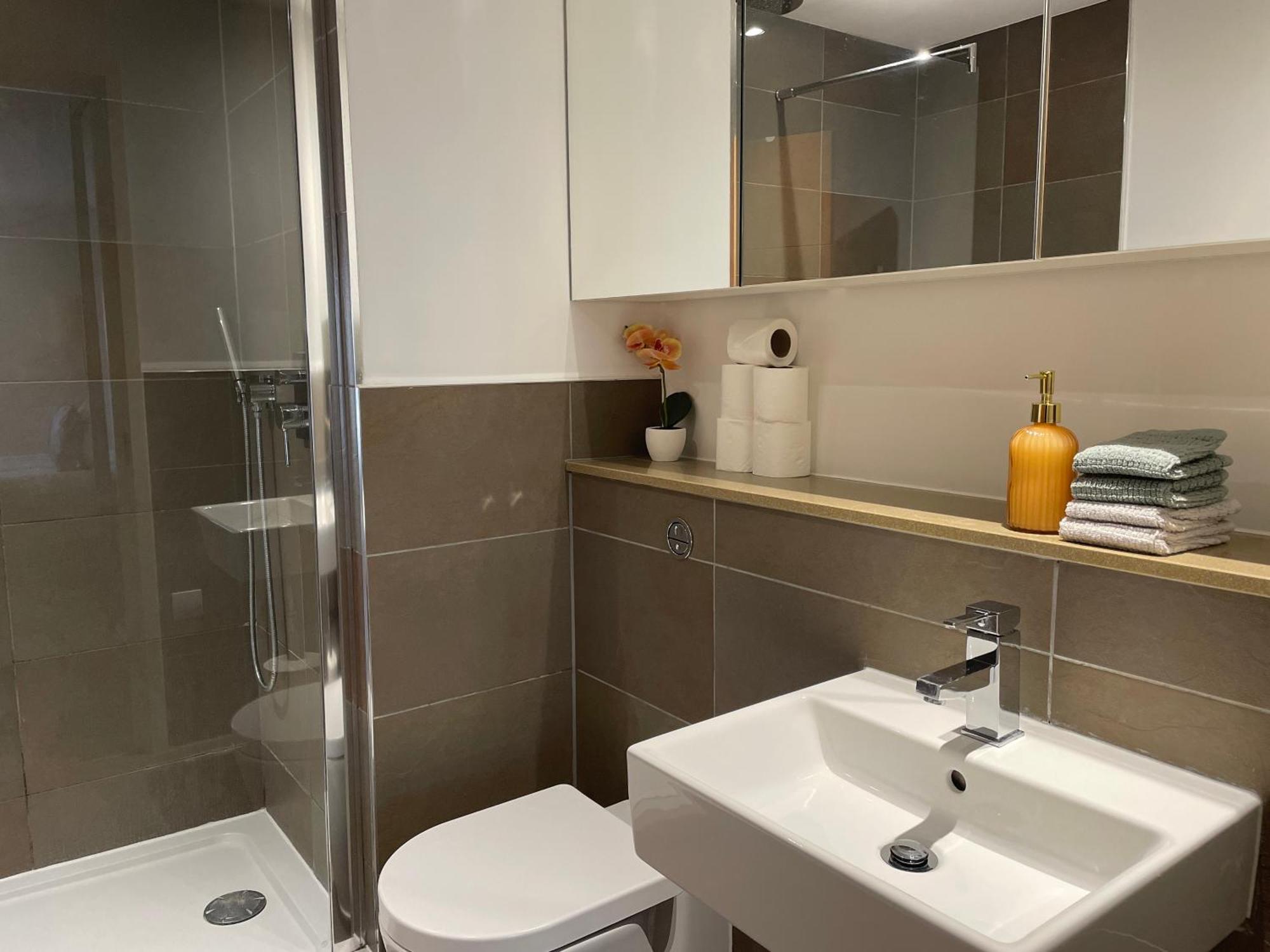 2 Bed, 2 Bath Apartment In Guildford Town Centre With Parking! 외부 사진