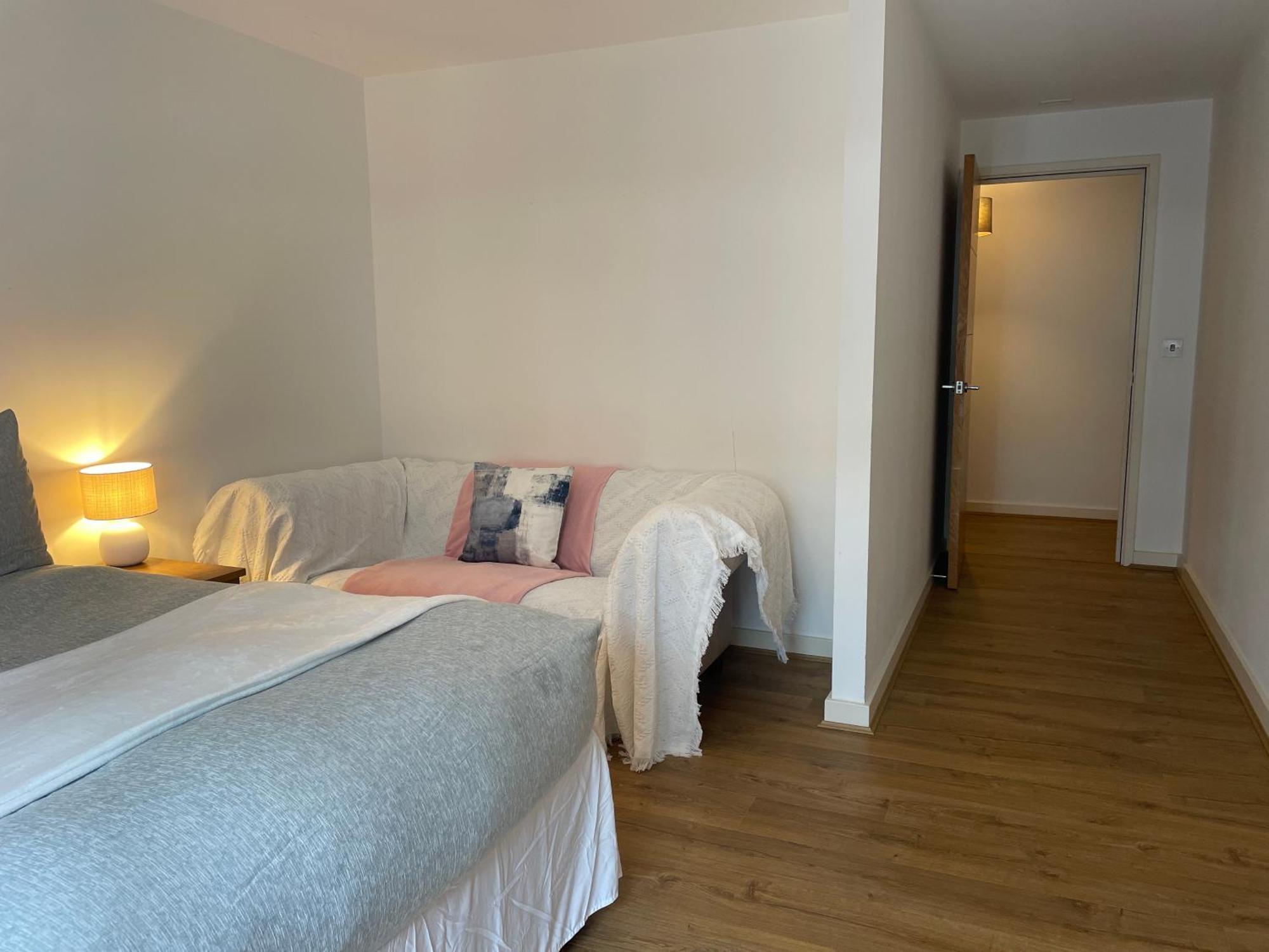 2 Bed, 2 Bath Apartment In Guildford Town Centre With Parking! 외부 사진