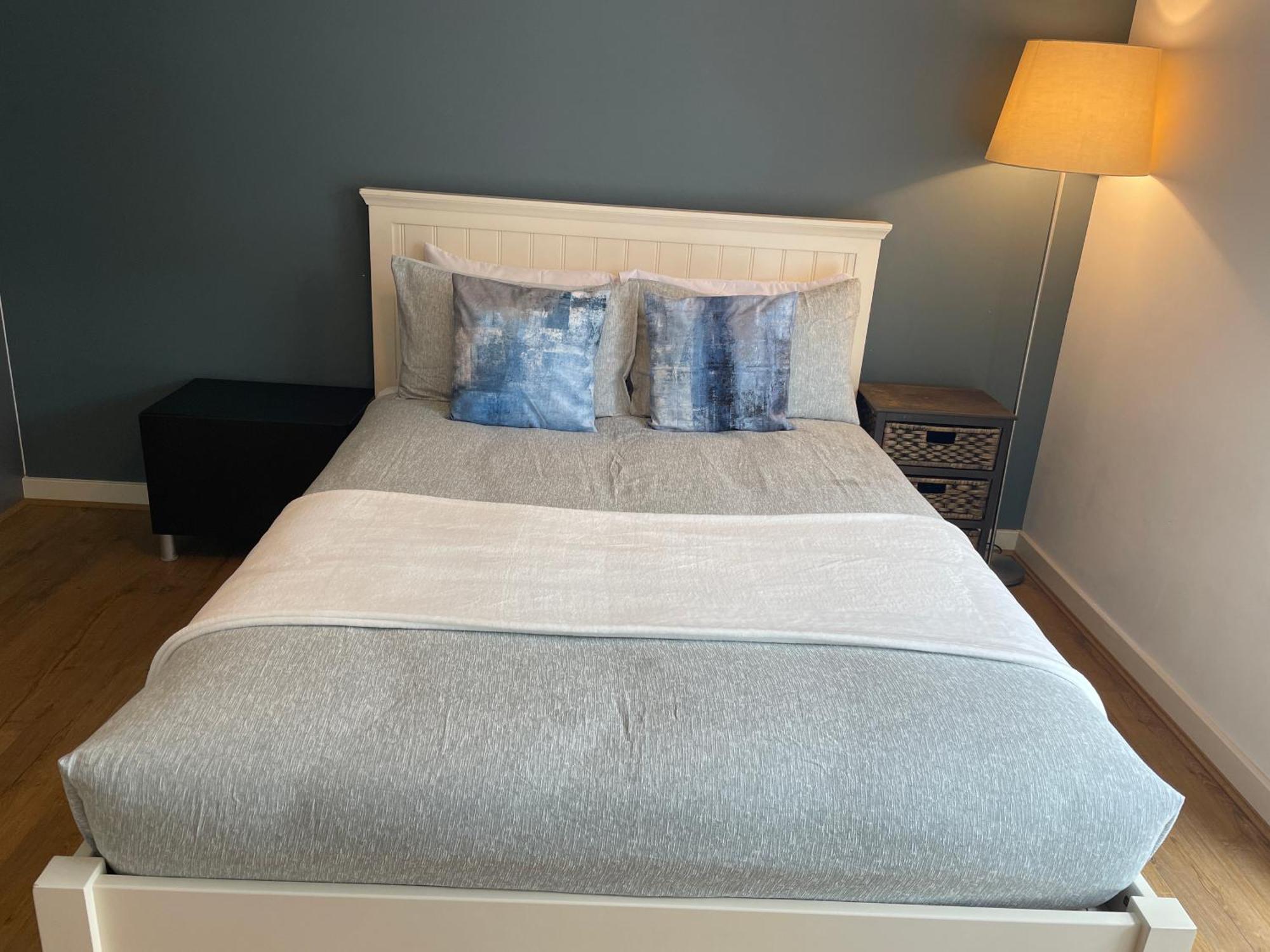 2 Bed, 2 Bath Apartment In Guildford Town Centre With Parking! 외부 사진