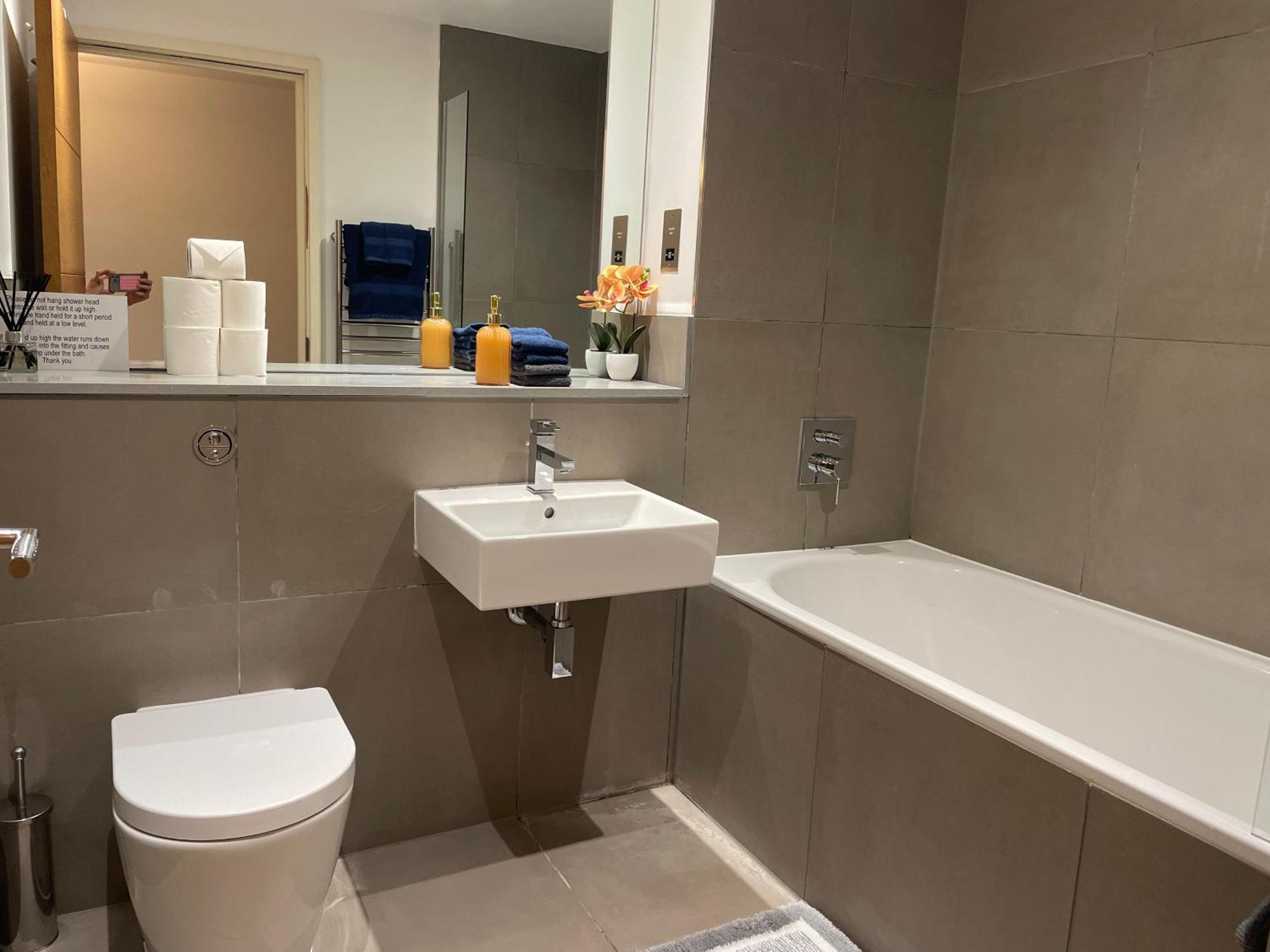 2 Bed, 2 Bath Apartment In Guildford Town Centre With Parking! 외부 사진