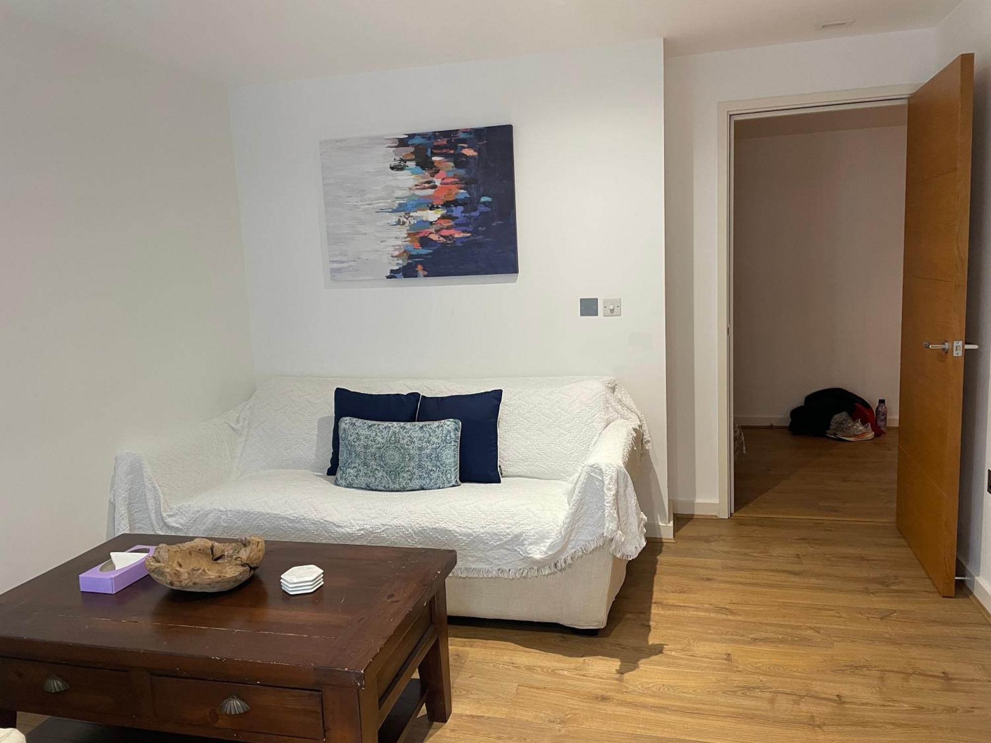 2 Bed, 2 Bath Apartment In Guildford Town Centre With Parking! 외부 사진