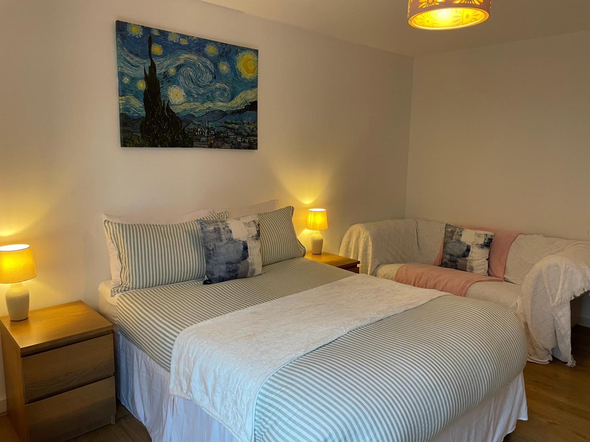 2 Bed, 2 Bath Apartment In Guildford Town Centre With Parking! 외부 사진
